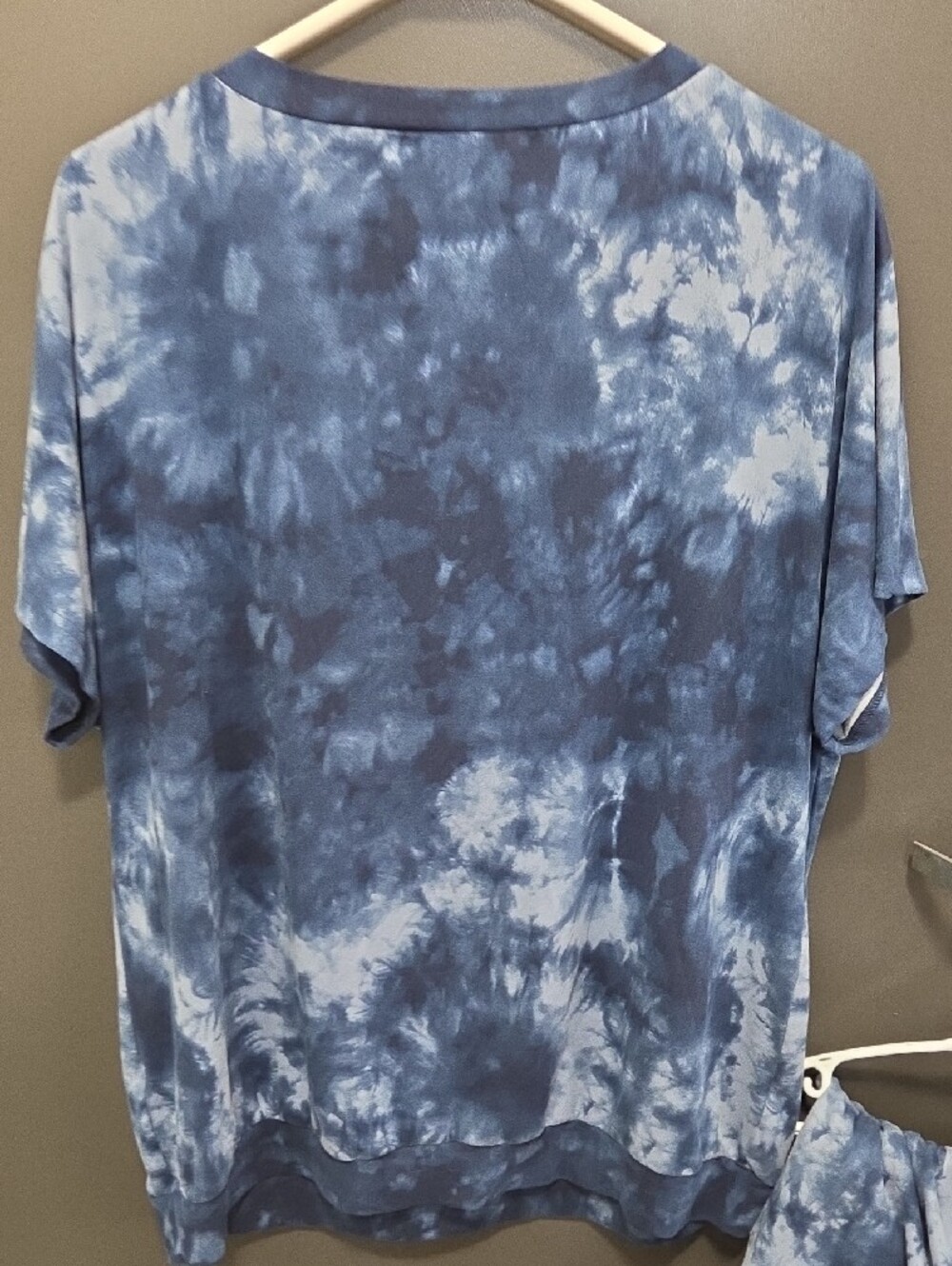 Amazon Blue Tie-Dye V-Neck Short Sleeve Top And Matching Shorts - Picture 4 of 4